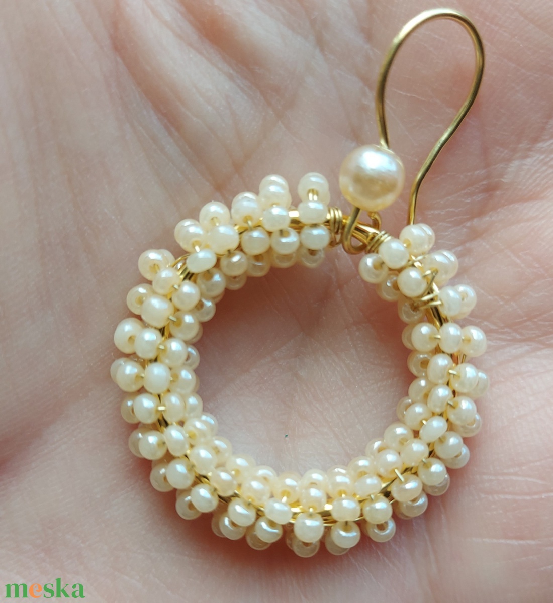 Krémszínű karika gyöngyfülbevaló - ékszer - fülbevaló - karika fülbevaló - Meska.hu