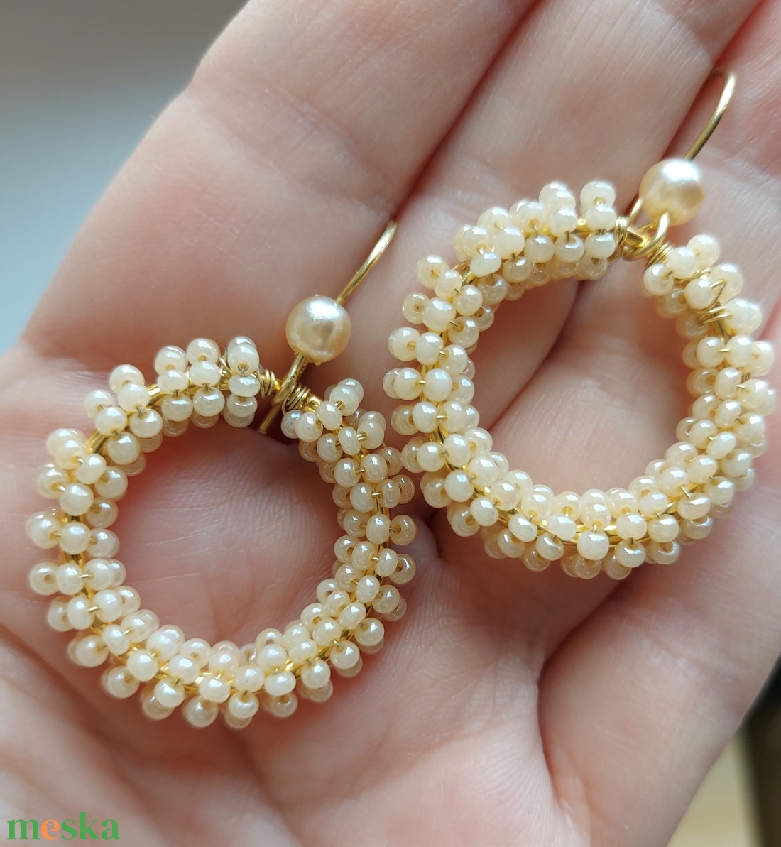 Krémszínű karika gyöngyfülbevaló - ékszer - fülbevaló - karika fülbevaló - Meska.hu