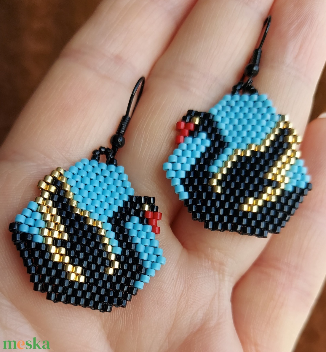 Fekete hattyú gyöngyfülbevaló - ékszer - fülbevaló - lógó fülbevaló - Meska.hu