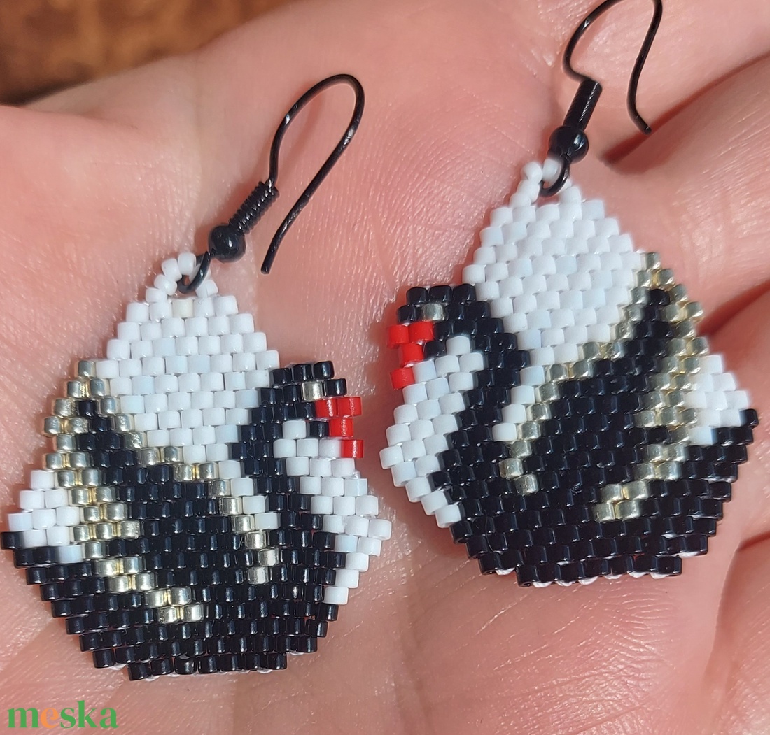 Fekete hattyú gyöngyfülbevaló - ékszer - fülbevaló - lógó fülbevaló - Meska.hu