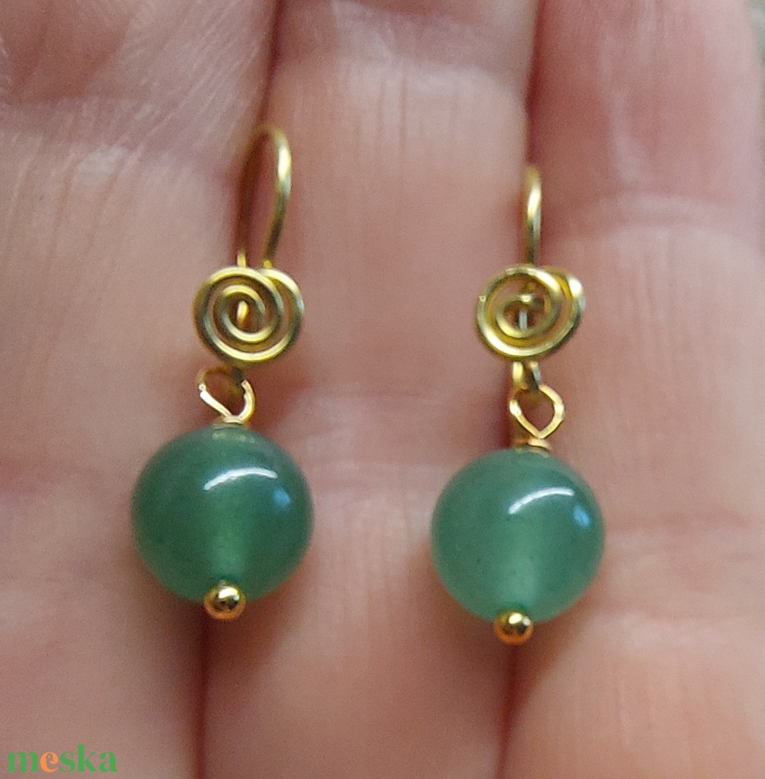 Zöld csigás gyöngyfülbevaló - ékszer - fülbevaló - lógó fülbevaló - Meska.hu