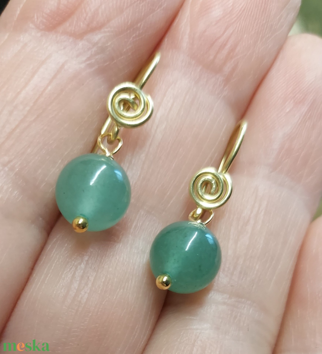 Zöld csigás gyöngyfülbevaló - ékszer - fülbevaló - lógó fülbevaló - Meska.hu