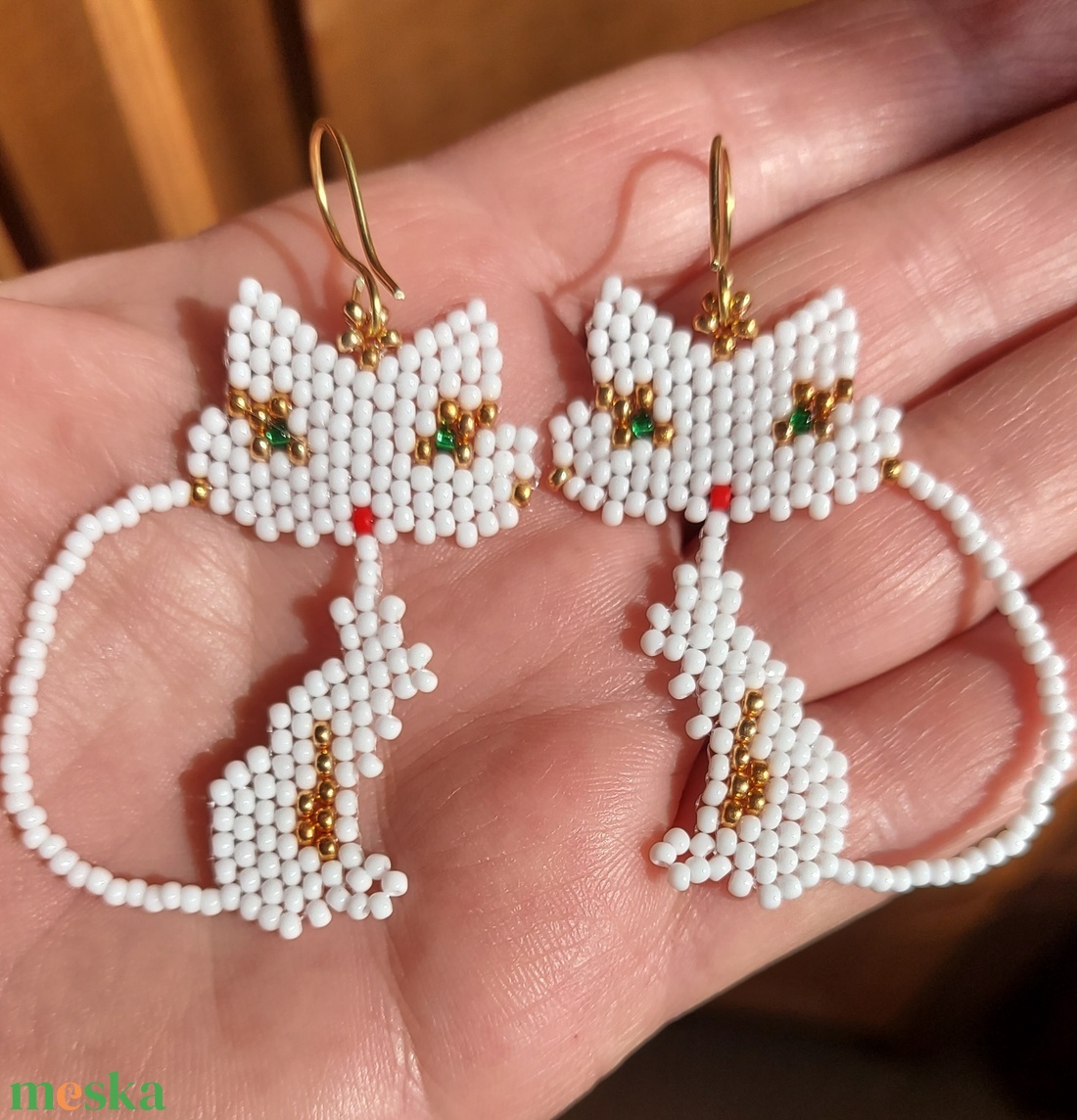 Macskás gyöngyfülbevaló  - ékszer - fülbevaló - lógó fülbevaló - Meska.hu