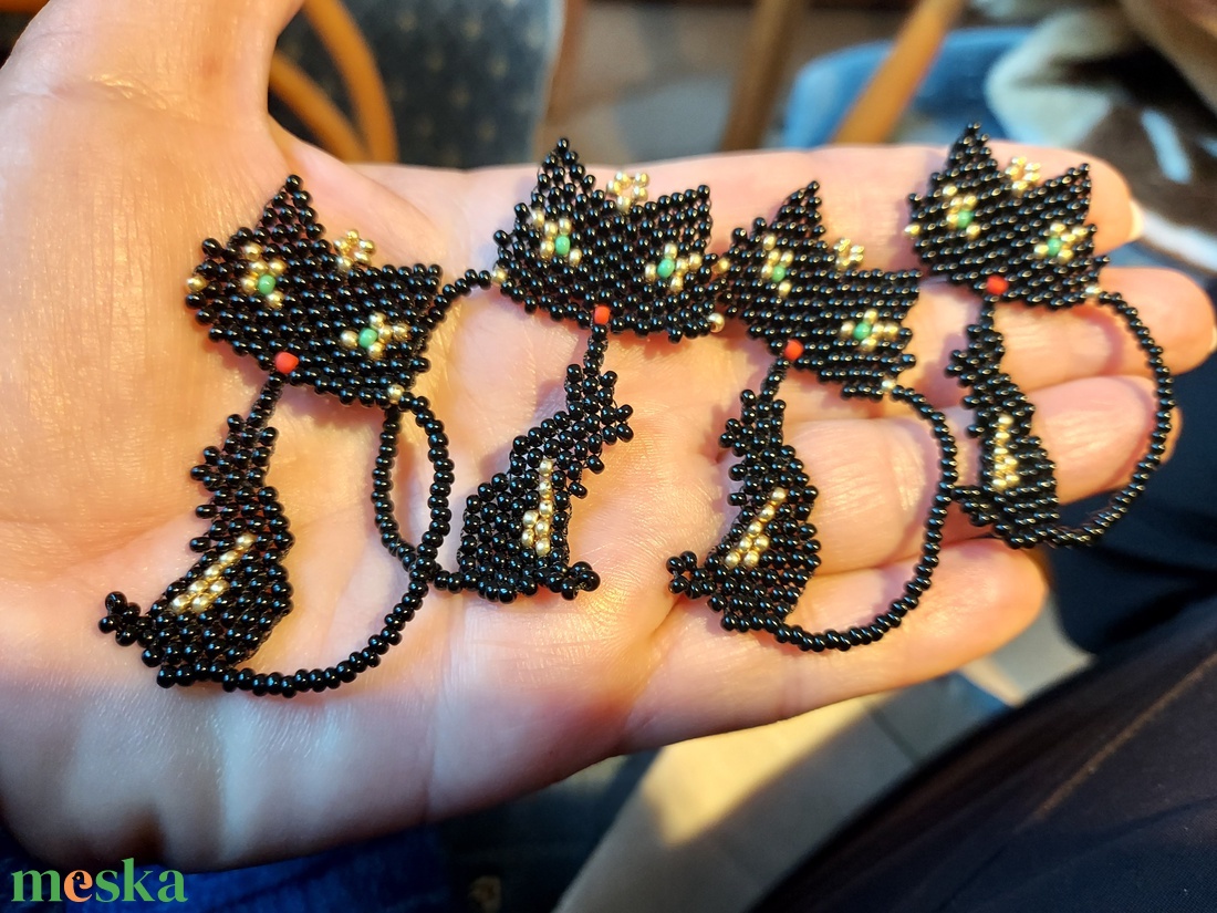 Macskás gyöngyfülbevaló  - ékszer - fülbevaló - lógó fülbevaló - Meska.hu