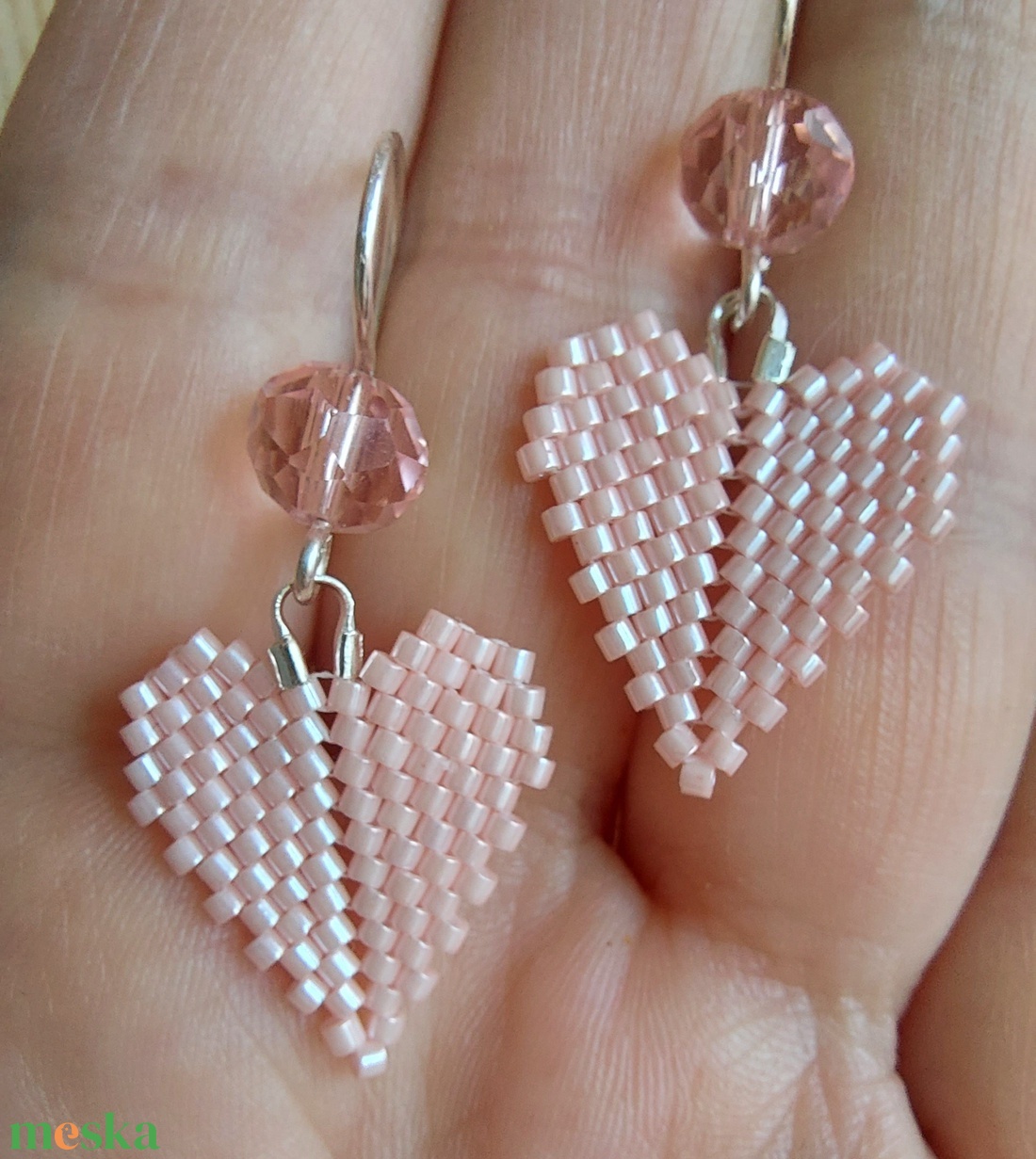 Halvány rózsaszín szív gyöngyfülbevaló - ékszer - fülbevaló - lógó fülbevaló - Meska.hu
