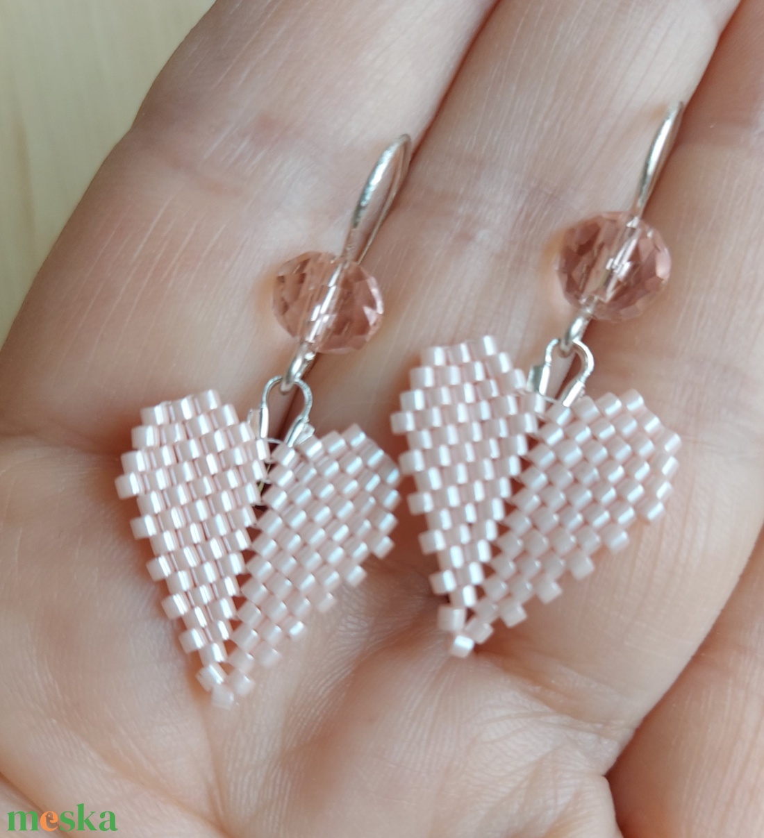 Halvány rózsaszín szív gyöngyfülbevaló - ékszer - fülbevaló - lógó fülbevaló - Meska.hu