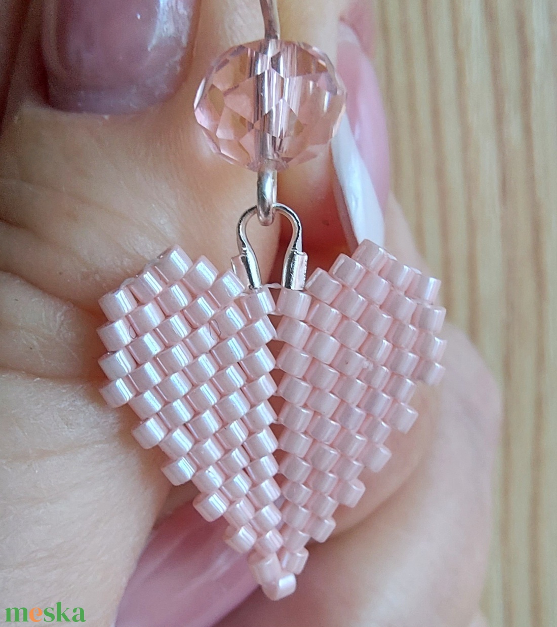 Halvány rózsaszín szív gyöngyfülbevaló - ékszer - fülbevaló - lógó fülbevaló - Meska.hu