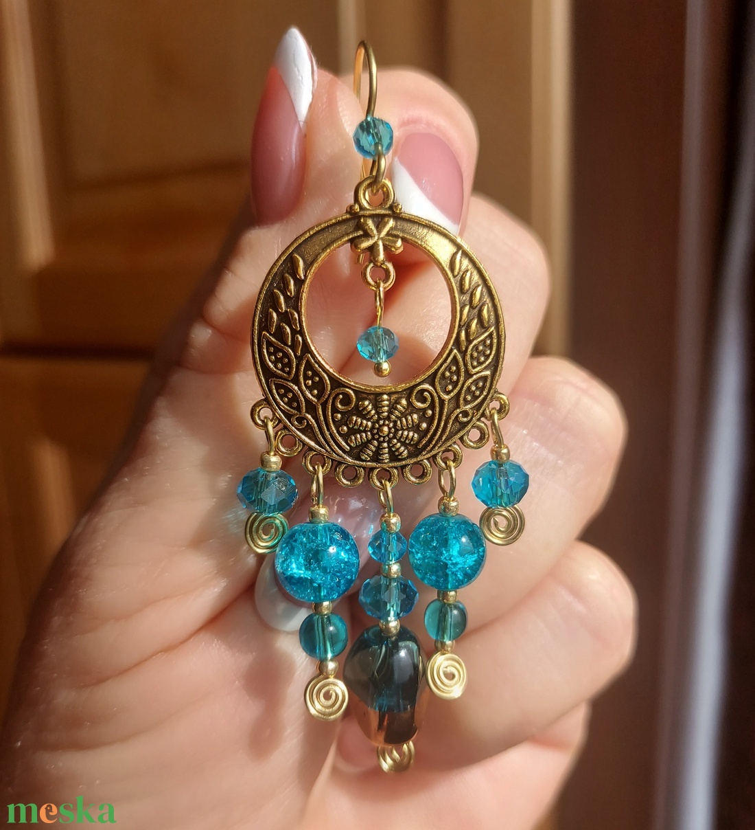 Türkizkék-arany gyöngyfülbevaló - ékszer - fülbevaló - lógó fülbevaló - Meska.hu