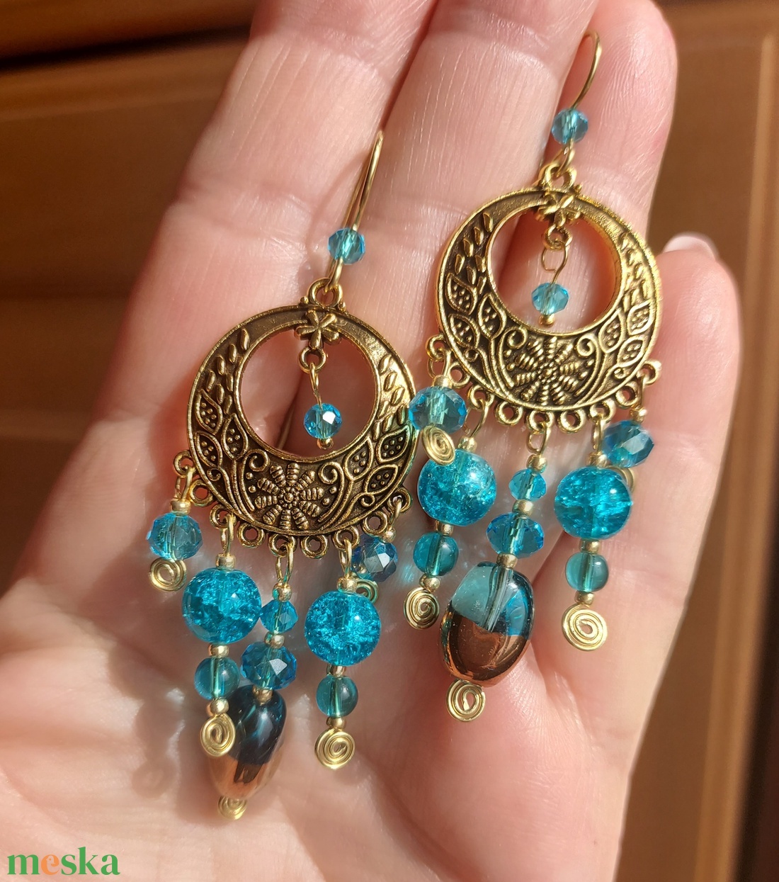 Türkizkék-arany gyöngyfülbevaló - ékszer - fülbevaló - lógó fülbevaló - Meska.hu