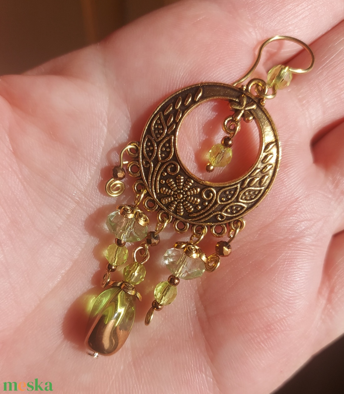 Halványzöld-arany gyöngyfülbevaló - ékszer - fülbevaló - lógó fülbevaló - Meska.hu