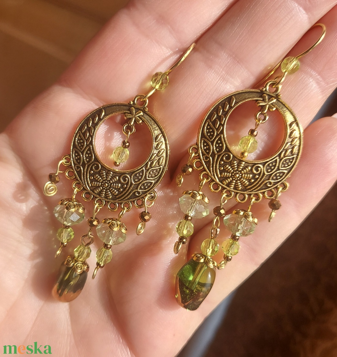 Halványzöld-arany gyöngyfülbevaló - ékszer - fülbevaló - lógó fülbevaló - Meska.hu