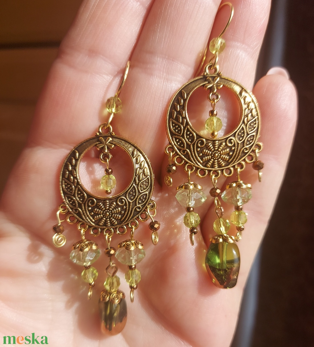 Halványzöld-arany gyöngyfülbevaló - ékszer - fülbevaló - lógó fülbevaló - Meska.hu