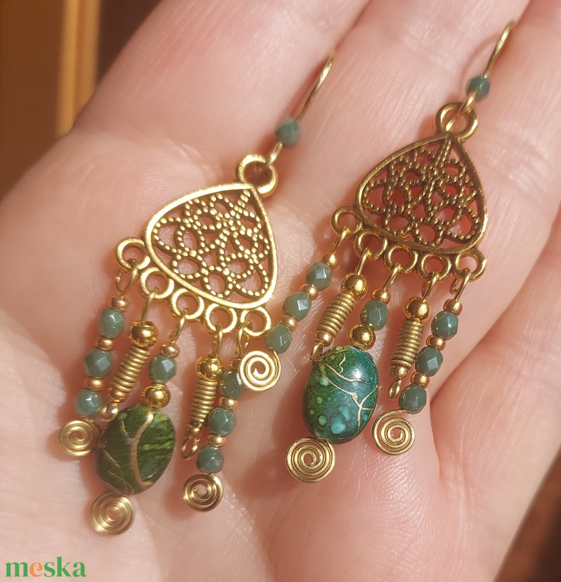 Sötétzöld-arany gyöngyfülbevaló - ékszer - fülbevaló - lógó fülbevaló - Meska.hu