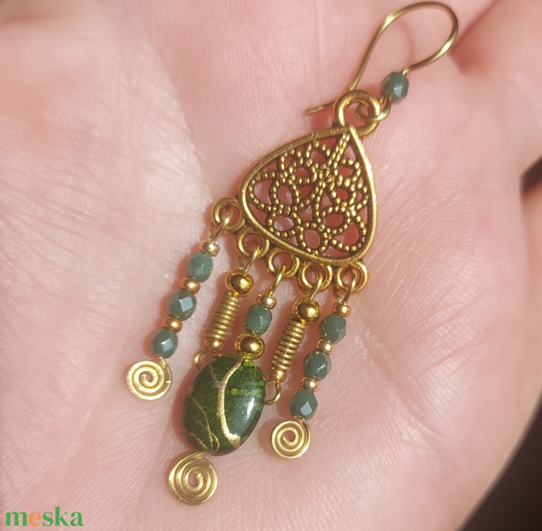 Sötétzöld-arany gyöngyfülbevaló - ékszer - fülbevaló - lógó fülbevaló - Meska.hu