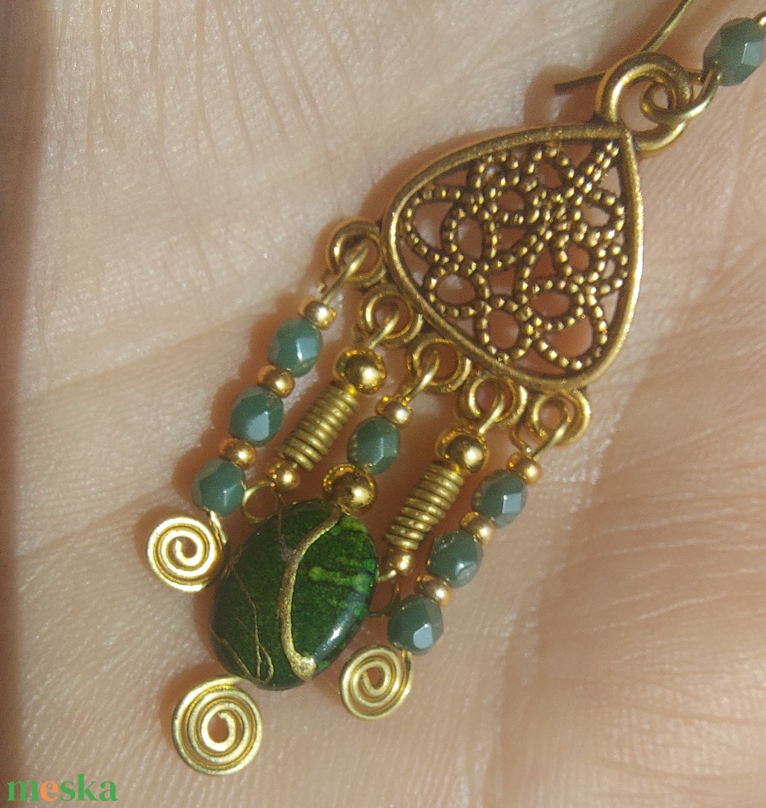 Sötétzöld-arany gyöngyfülbevaló - ékszer - fülbevaló - lógó fülbevaló - Meska.hu