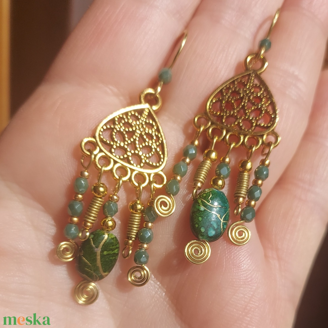 Sötétzöld-arany gyöngyfülbevaló - ékszer - fülbevaló - lógó fülbevaló - Meska.hu