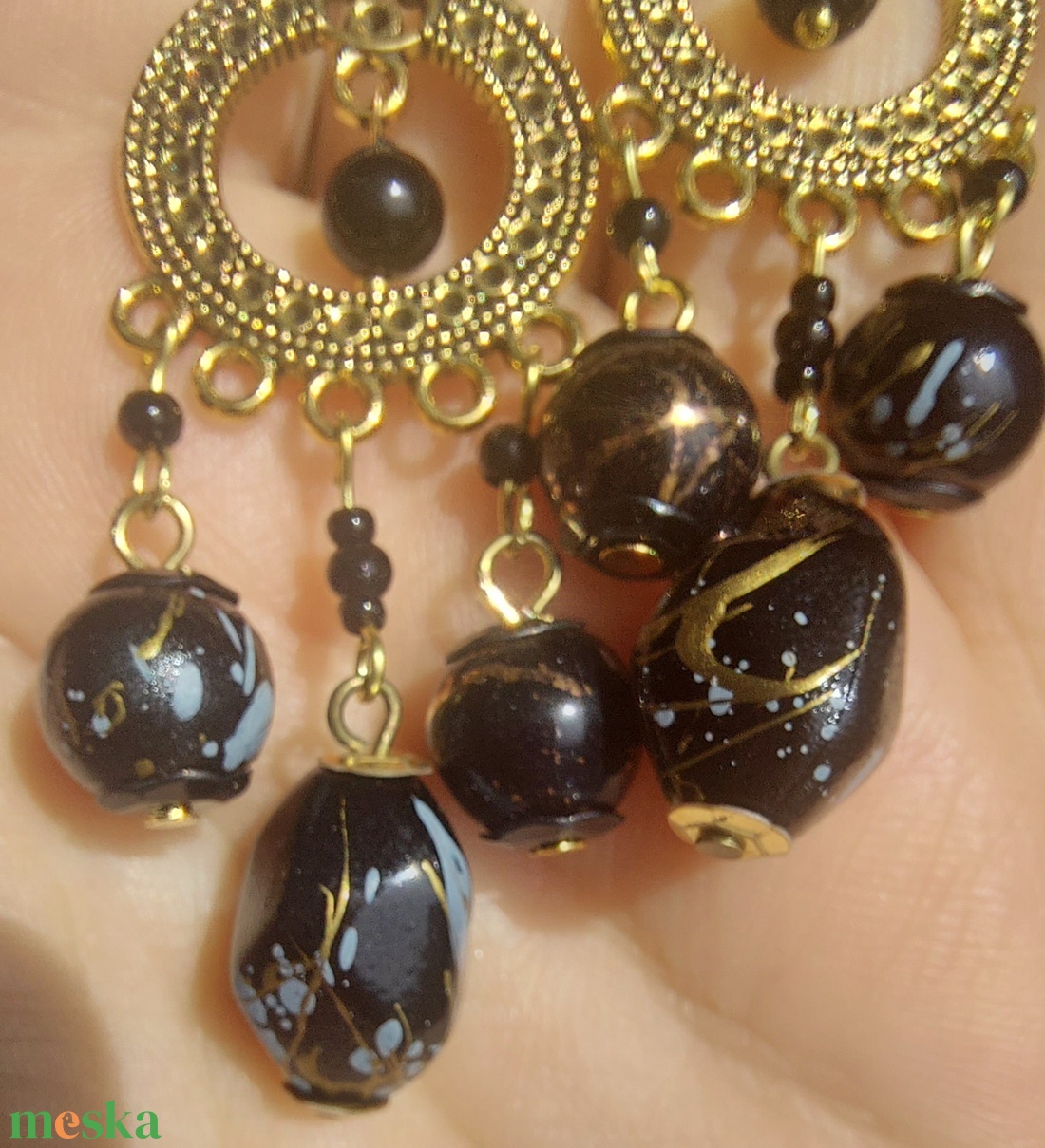 Fekete-arany gyöngyfülbevaló - ékszer - fülbevaló - lógó fülbevaló - Meska.hu