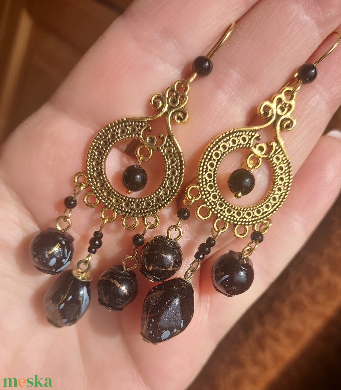 Fekete-arany gyöngyfülbevaló - ékszer - fülbevaló - lógó fülbevaló - Meska.hu