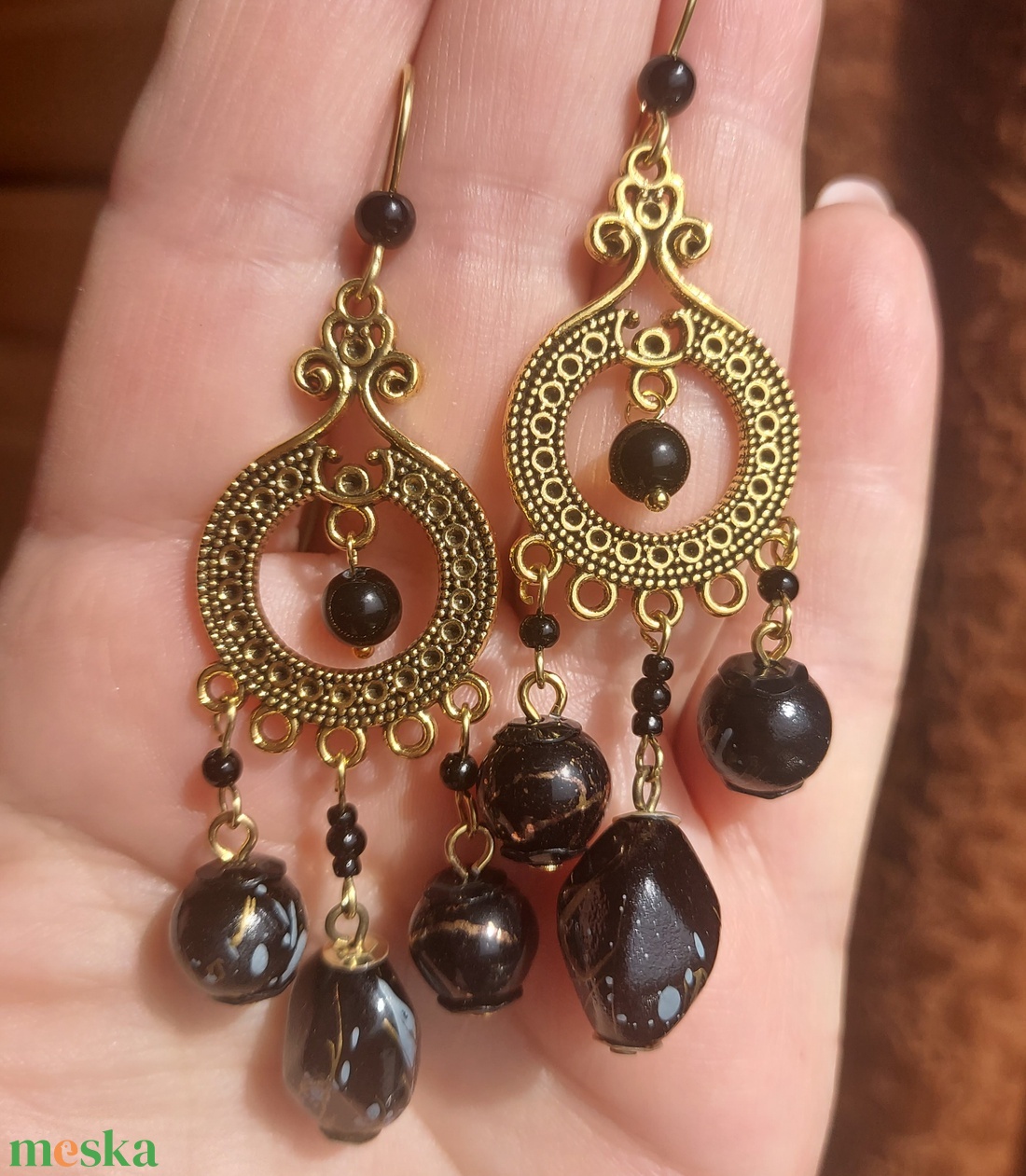Fekete-arany gyöngyfülbevaló - ékszer - fülbevaló - lógó fülbevaló - Meska.hu