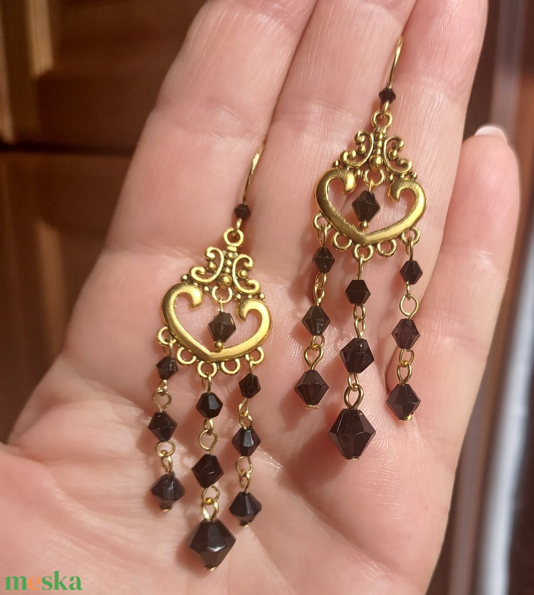 Fekete-arany gyöngyfülbevaló - ékszer - fülbevaló - lógó fülbevaló - Meska.hu