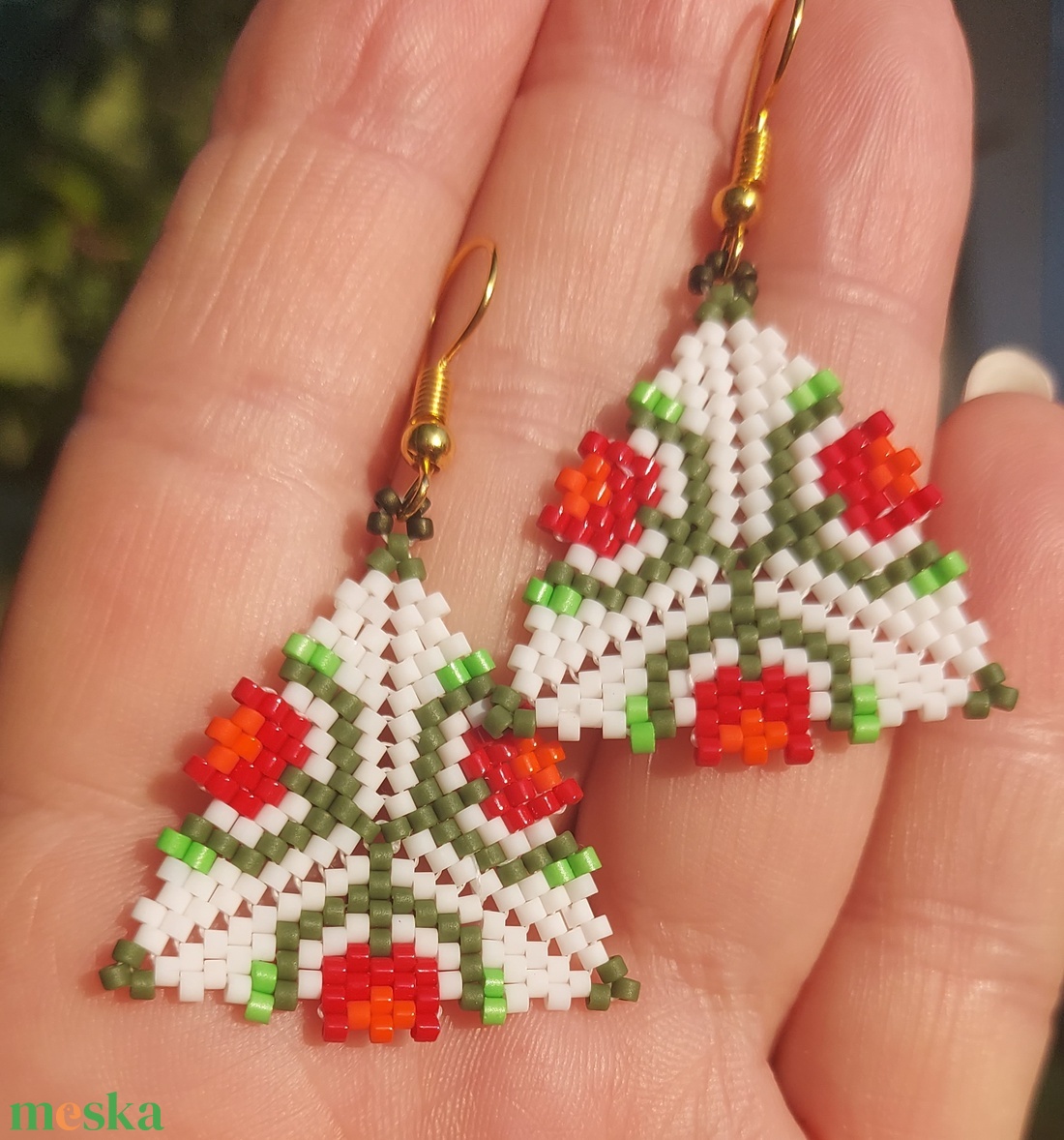 Tulipános háromszög gyöngyfülbevaló - ékszer - fülbevaló - lógó fülbevaló - Meska.hu