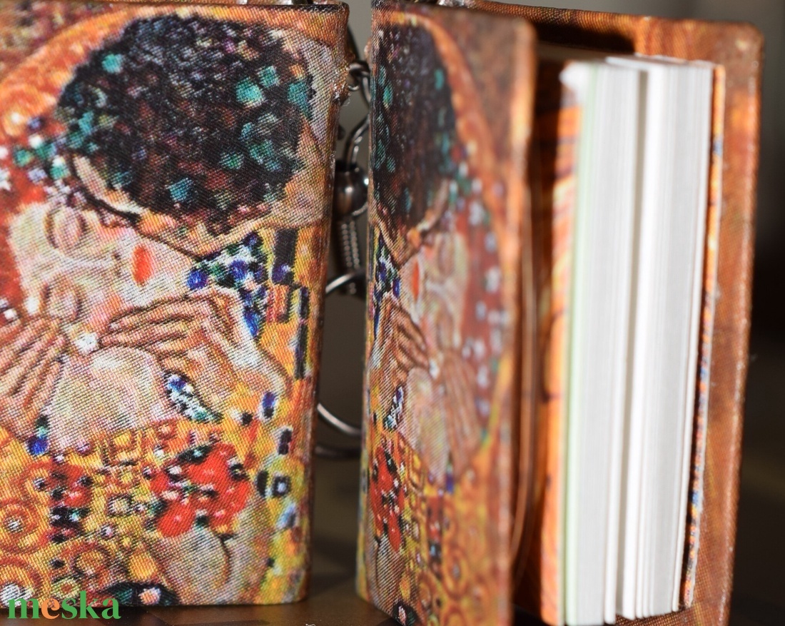 Könyv fülbevaló (Csók) - ékszer - fülbevaló - lógó fülbevaló - Meska.hu