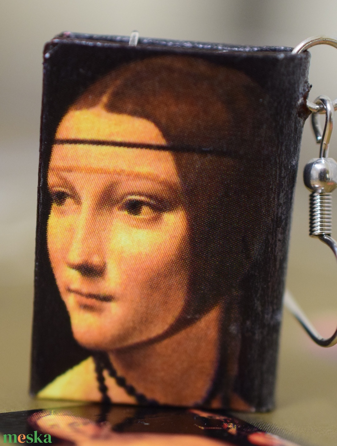 Könyv fülbevaló (hermelines hölgy) - ékszer - fülbevaló - lógó fülbevaló - Meska.hu