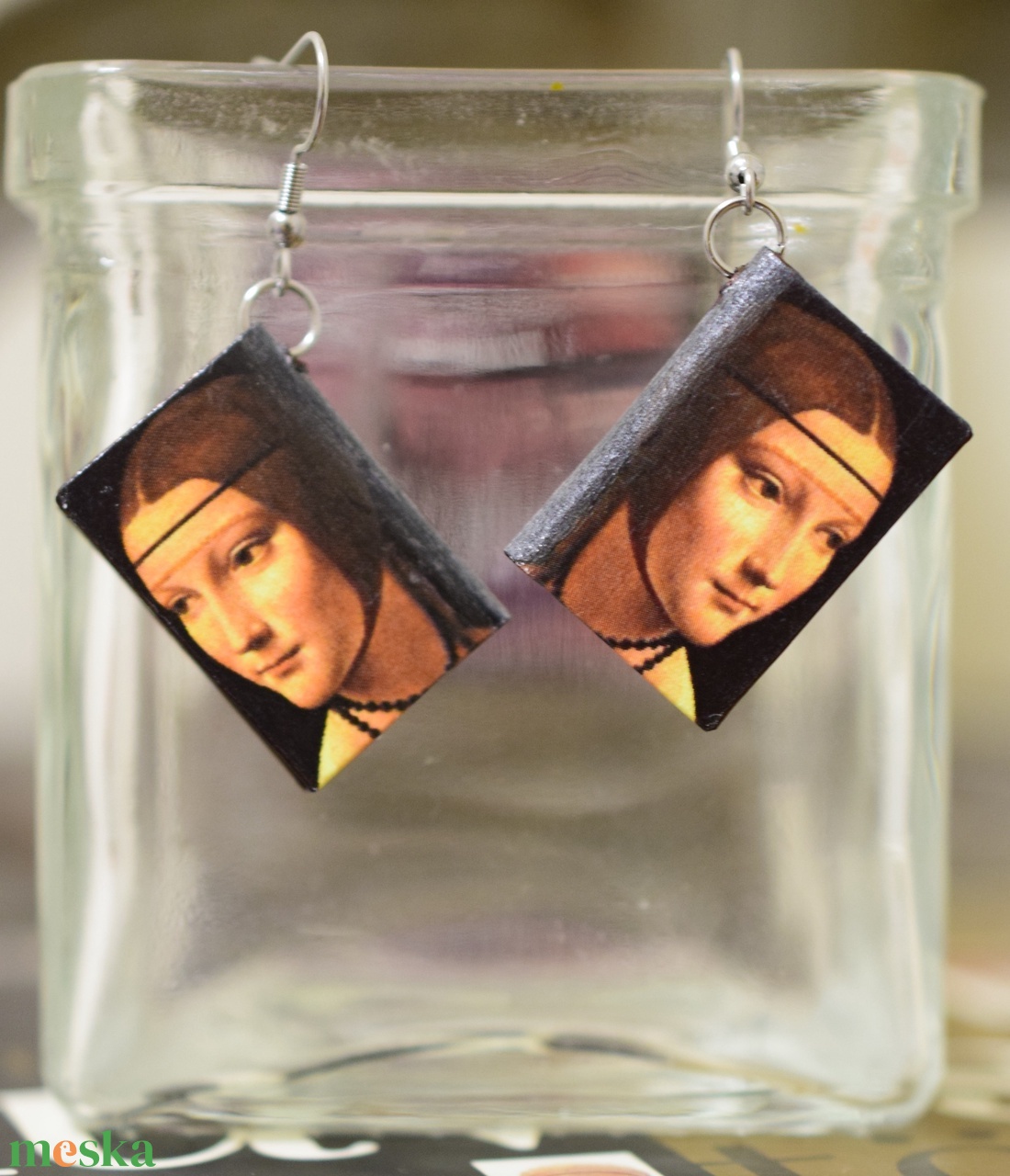 Könyv fülbevaló (hermelines hölgy) - ékszer - fülbevaló - lógó fülbevaló - Meska.hu