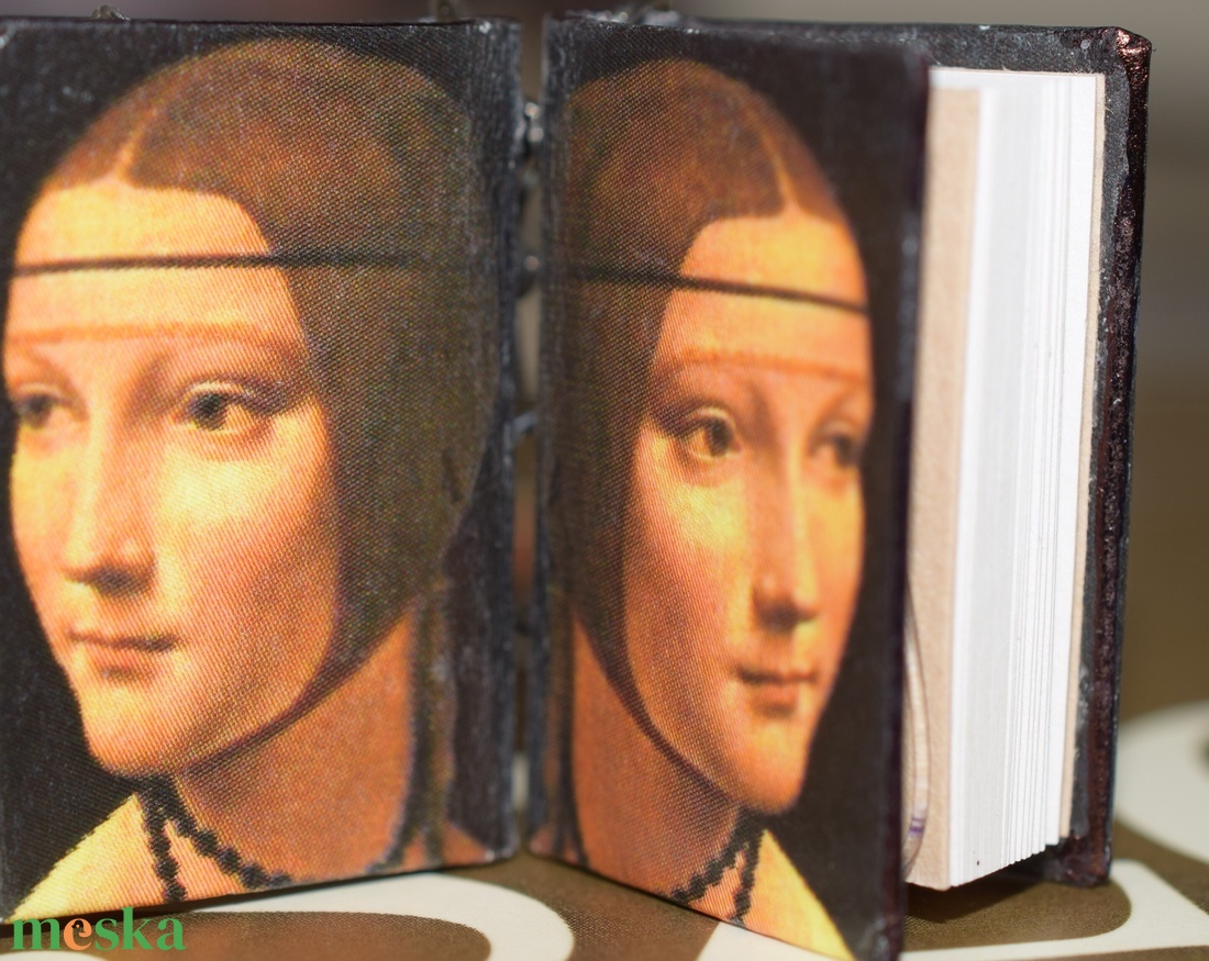 Könyv fülbevaló (hermelines hölgy) - ékszer - fülbevaló - lógó fülbevaló - Meska.hu