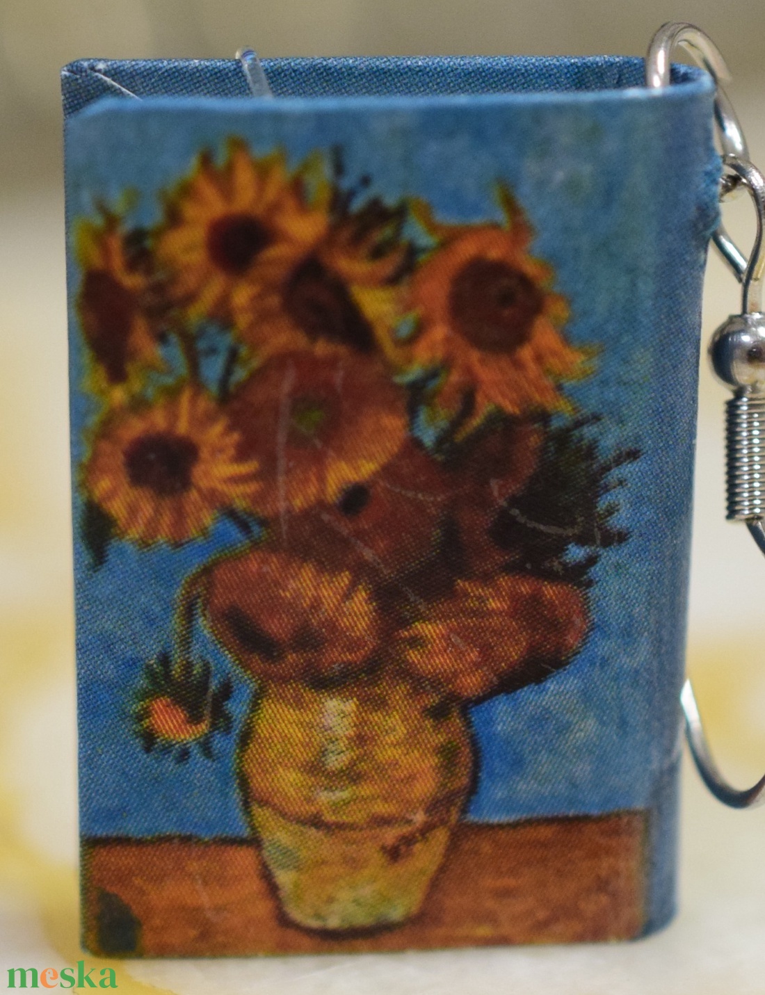 Könyv fülbevaló (napraforgók) - ékszer - fülbevaló - lógó fülbevaló - Meska.hu