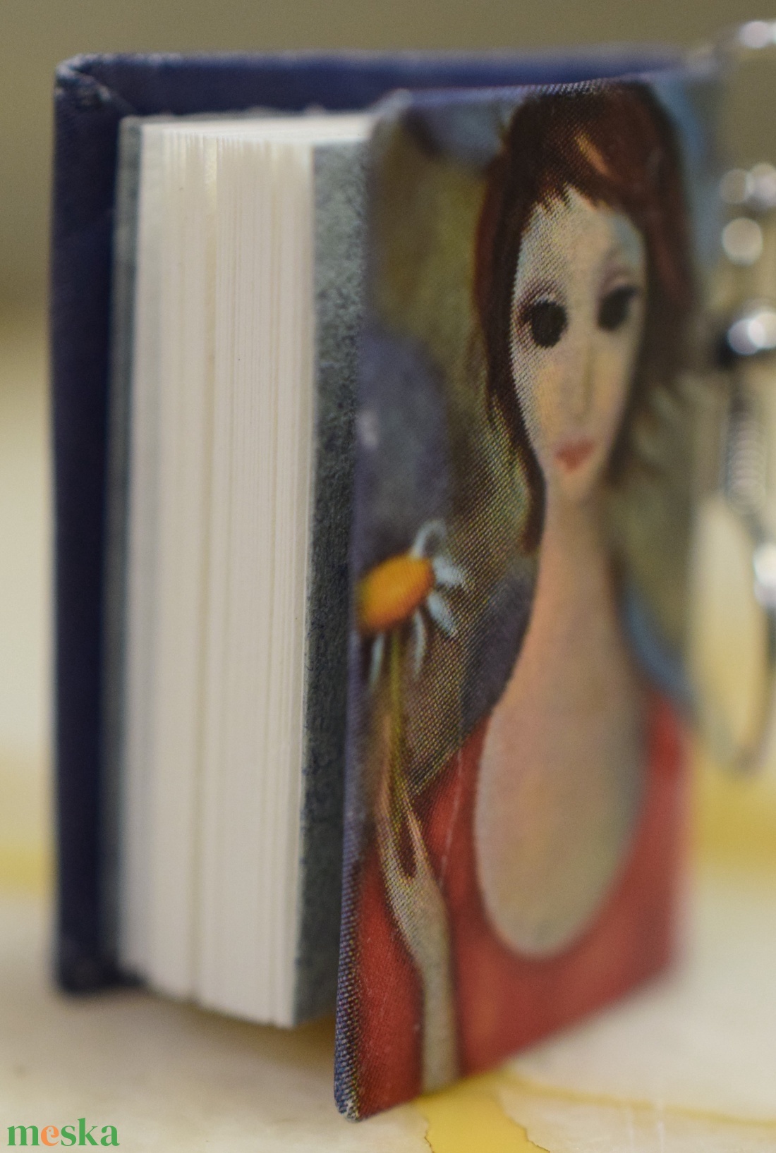 Könyv fülbevaló (százszorszép) - ékszer - fülbevaló - lógó fülbevaló - Meska.hu