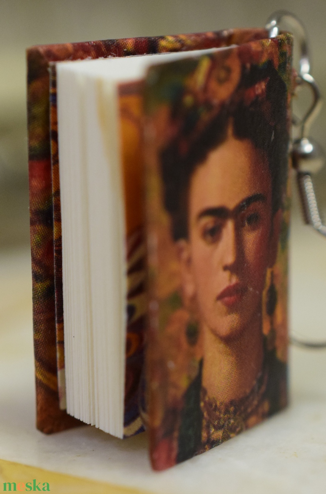 Könyv fülbevaló (Frida) - ékszer - fülbevaló - lógó fülbevaló - Meska.hu