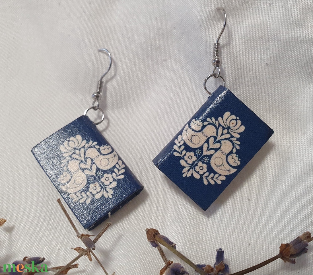 Könyv fülbevaló  - ékszer - fülbevaló - lógó fülbevaló - Meska.hu