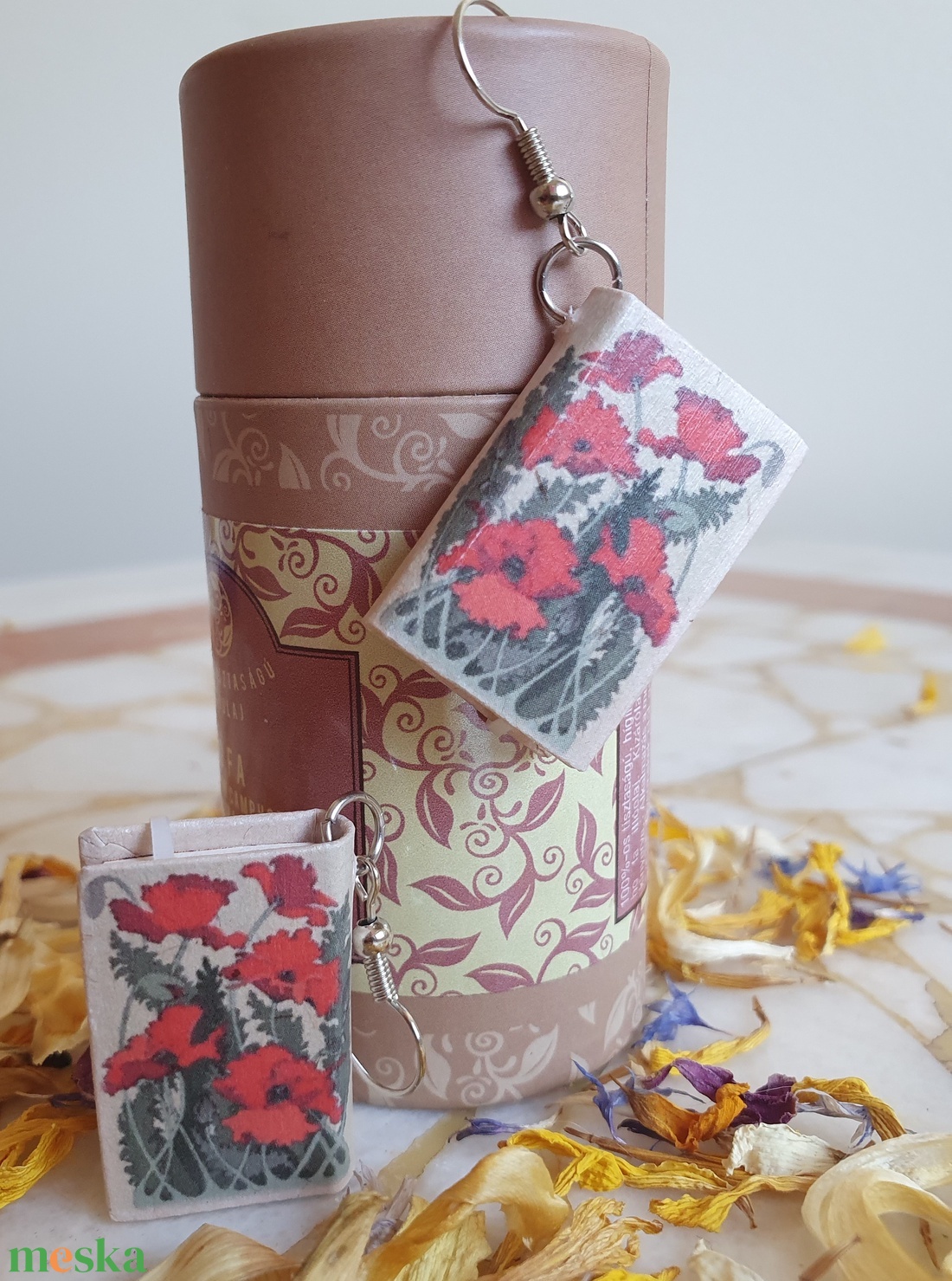 Könyv fülbevaló (pipacs) - ékszer - fülbevaló - lógó fülbevaló - Meska.hu