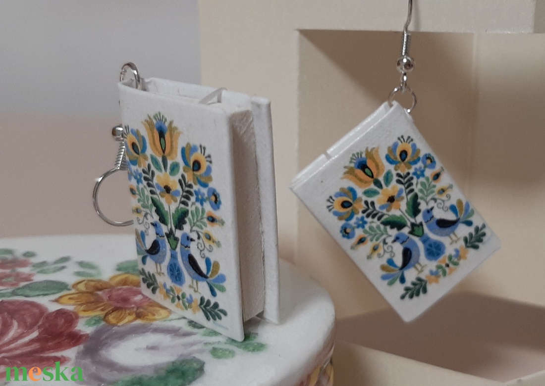 Könyv fülbevaló  - ékszer - fülbevaló - lógó fülbevaló - Meska.hu