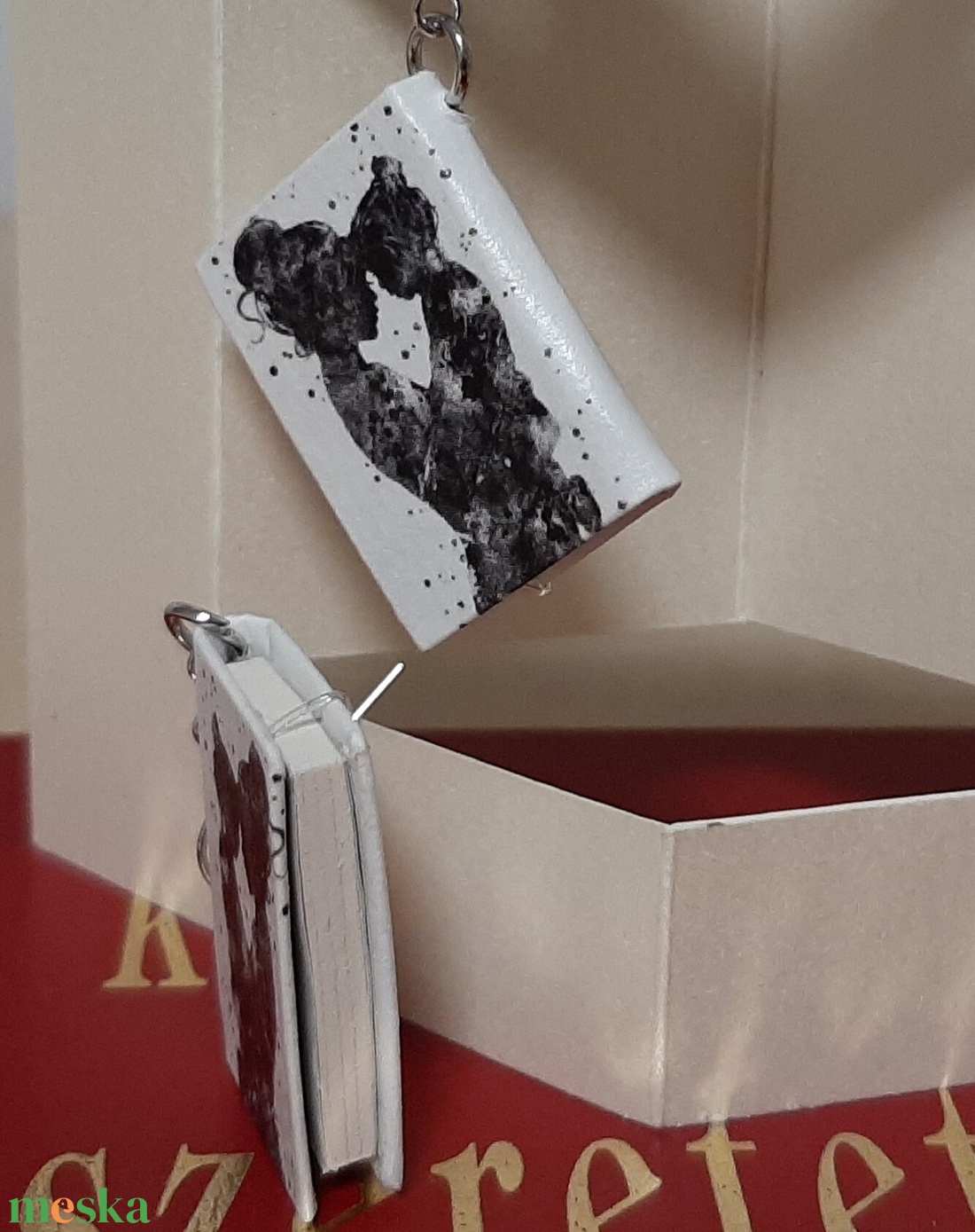 Könyv fülbevaló Anyák napjára - ékszer - fülbevaló - lógó fülbevaló - Meska.hu