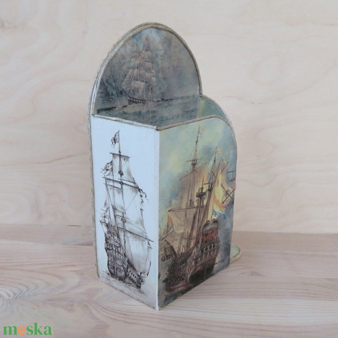 Papírzsepi tartó hajóskapitányoknak. Mérete: 13x19x6,5 cm - otthon & életmód - tárolás & rendszerezés - zsebkendőtartó - Meska.hu Papírzsepi tartó hajóskapitányoknak. Mérete: 13x19x6,5 cm - otthon & életmód - tárolás & rendszerezés - zsebkendőtartó - Meska.hu