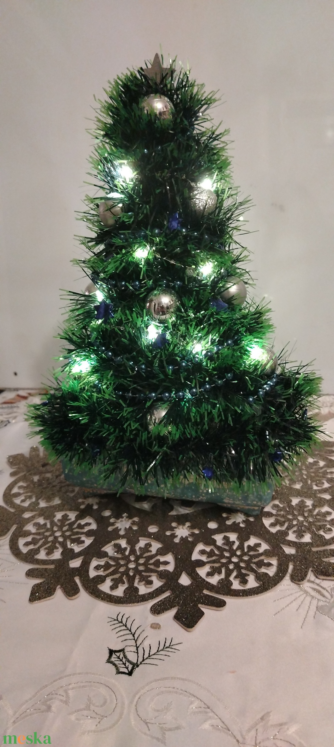 Egyedi, kézzel készült világító karácsonyi asztal dísz-piros/arany/ezüst  díszítéssel - karácsony - karácsonyi lakásdekoráció - ünnepi asztaldekoráció - Meska.hu