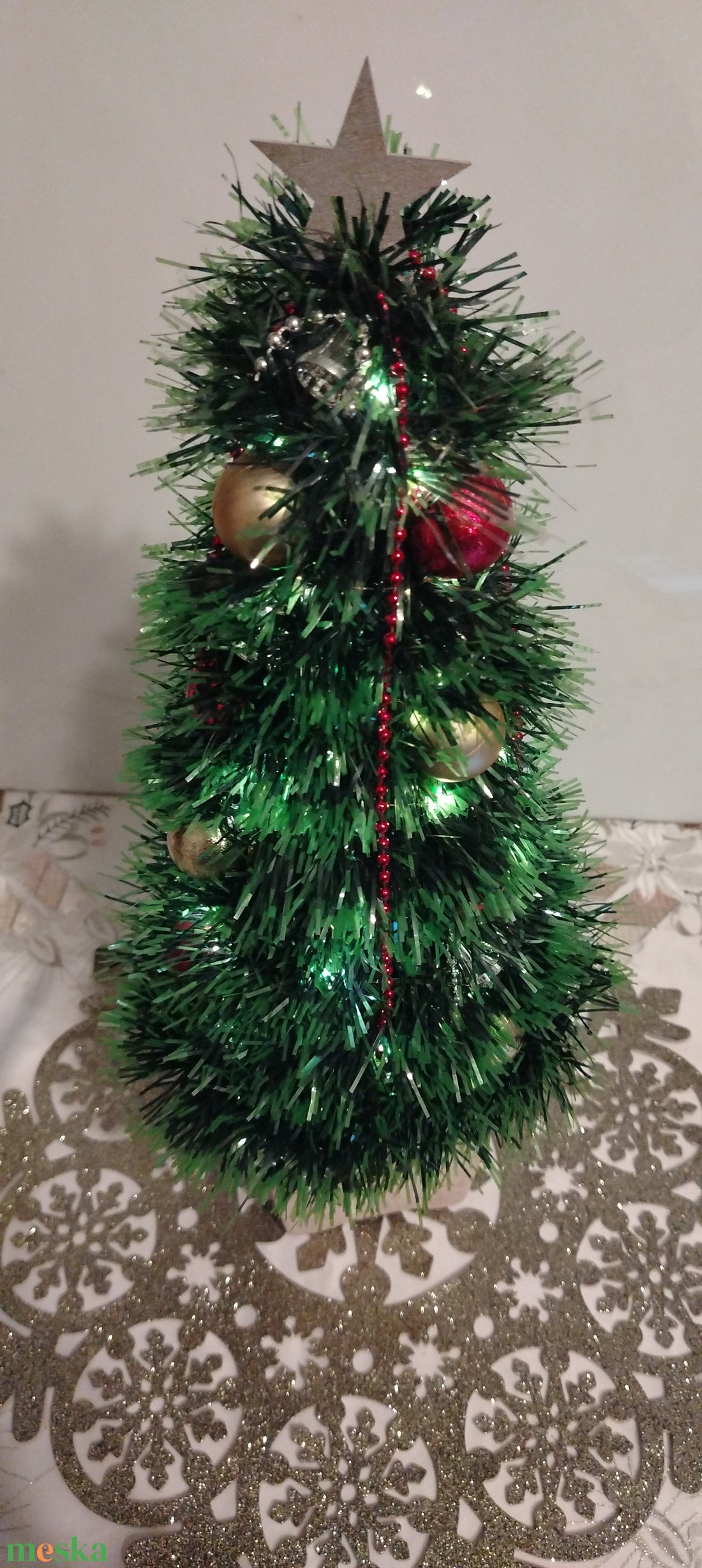 Egyedi, kézzel készült világító karácsonyi asztal dísz-piros/arany/ezüst  díszítéssel - karácsony - karácsonyi lakásdekoráció - ünnepi asztaldekoráció - Meska.hu