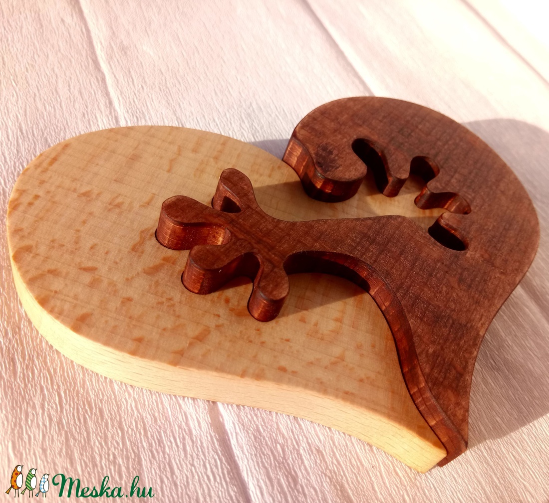 Szív alakú dekoráció, szívecske formájú puzzle fából + talp - otthon & életmód - dekoráció - dísztárgy - Meska.hu