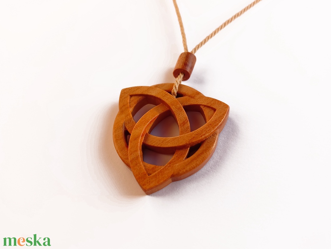 Trinity kelta csomós zsinórnyaklánc, fa triquetra kelta medál - ékszer - nyaklánc - medálos nyaklánc - Meska.hu Trinity kelta csomós zsinórnyaklánc, fa triquetra kelta medál - ékszer - nyaklánc - medálos nyaklánc - Meska.hu