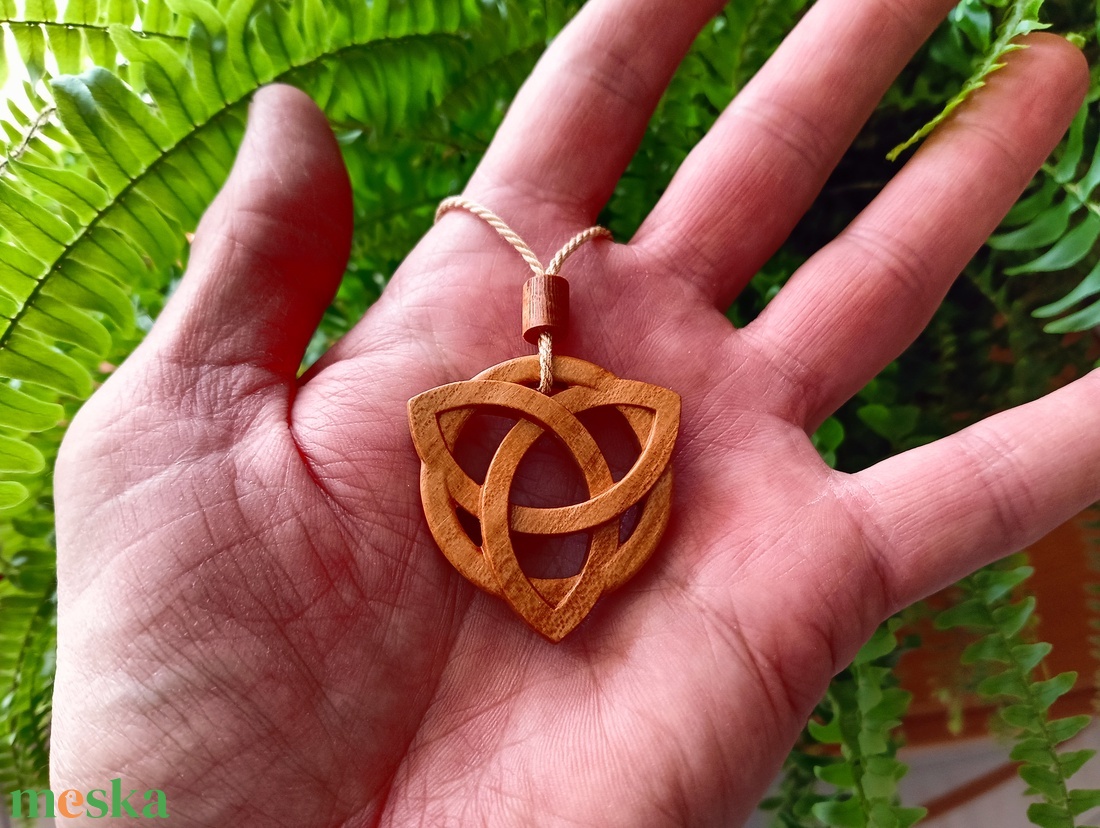 Trinity kelta csomós zsinórnyaklánc, fa triquetra kelta medál - ékszer - nyaklánc - medálos nyaklánc - Meska.hu Trinity kelta csomós zsinórnyaklánc, fa triquetra kelta medál - ékszer - nyaklánc - medálos nyaklánc - Meska.hu