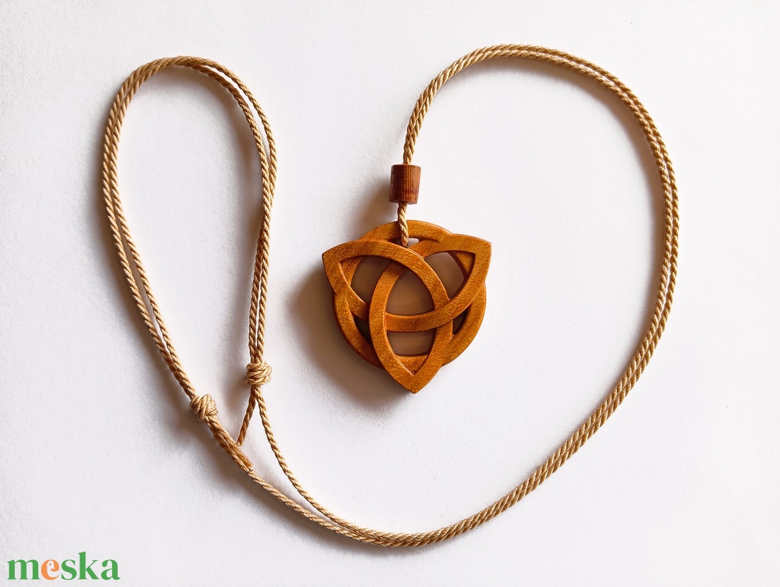 Trinity kelta csomós zsinórnyaklánc, fa triquetra kelta medál - ékszer - nyaklánc - medálos nyaklánc - Meska.hu Trinity kelta csomós zsinórnyaklánc, fa triquetra kelta medál - ékszer - nyaklánc - medálos nyaklánc - Meska.hu