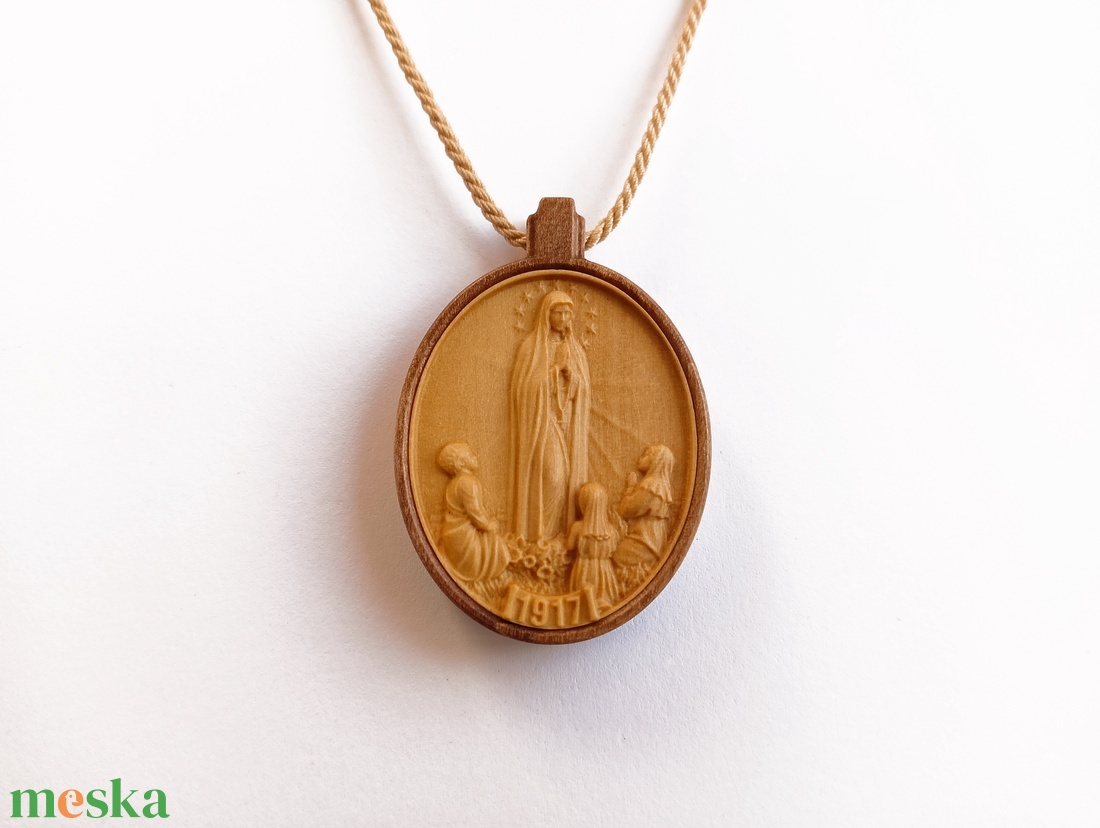 Szűz Mária, Fatima Madonna fa medállal készült zsinórnyaklánc - otthon & életmód - vallás - lánc & füzér - Meska.hu Szűz Mária, Fatima Madonna fa medállal készült zsinórnyaklánc - otthon & életmód - vallás - lánc & füzér - Meska.hu