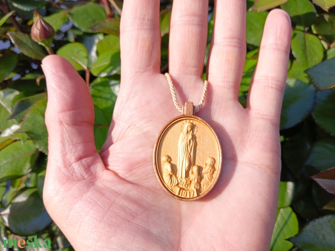 Szűz Mária, Fatima Madonna fa medállal készült zsinórnyaklánc - otthon & életmód - vallás - lánc & füzér - Meska.hu Szűz Mária, Fatima Madonna fa medállal készült zsinórnyaklánc - otthon & életmód - vallás - lánc & füzér - Meska.hu