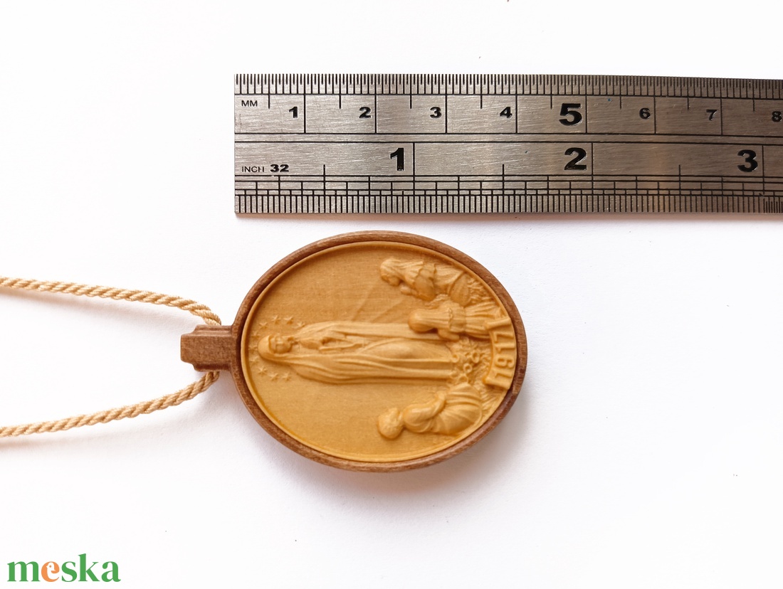 Szűz Mária, Fatima Madonna fa medállal készült zsinórnyaklánc - otthon & életmód - vallás - lánc & füzér - Meska.hu Szűz Mária, Fatima Madonna fa medállal készült zsinórnyaklánc - otthon & életmód - vallás - lánc & füzér - Meska.hu