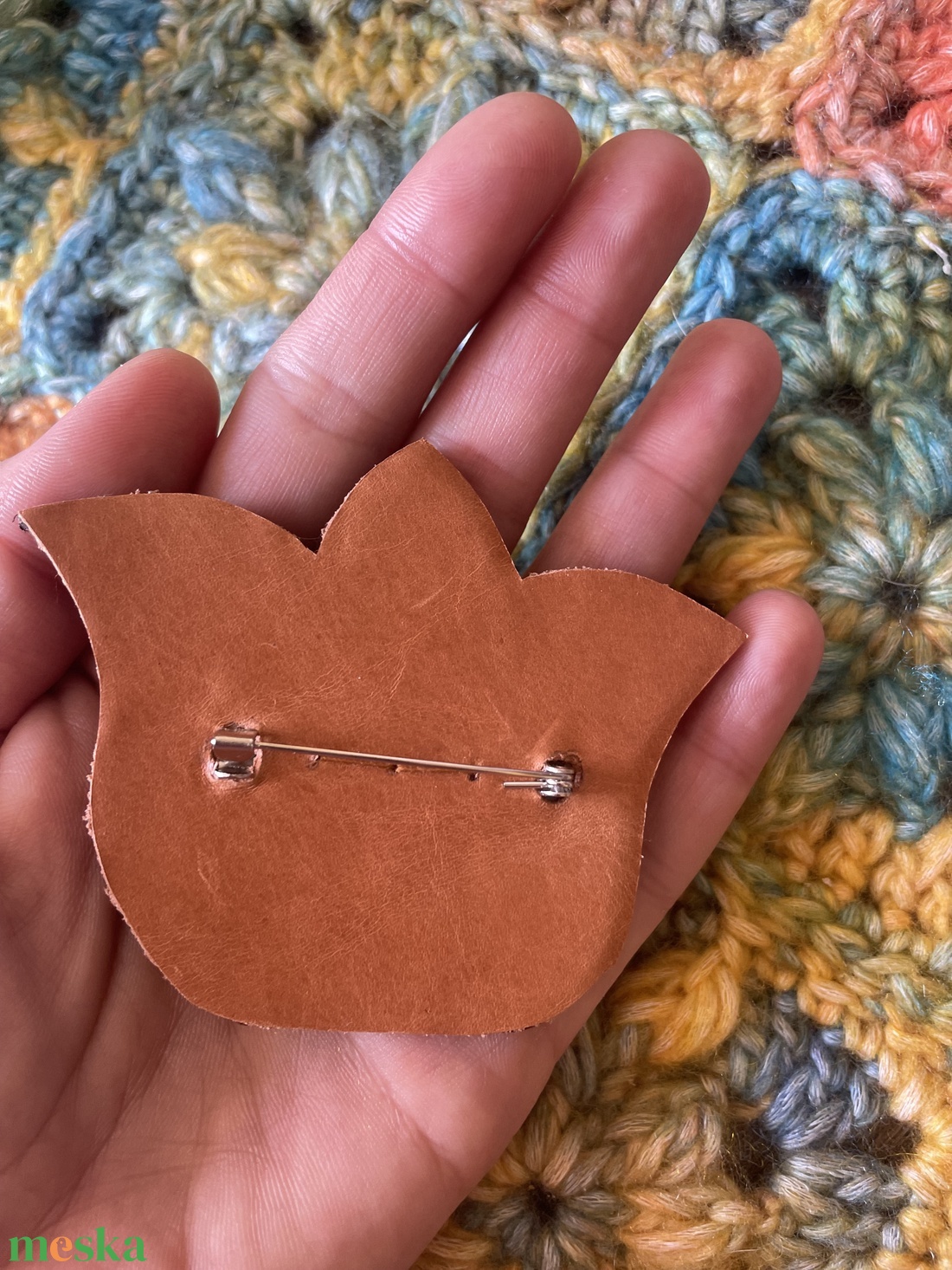 Tulipános bőr kitűző, bross - ékszer - kitűző és bross - Meska.hu