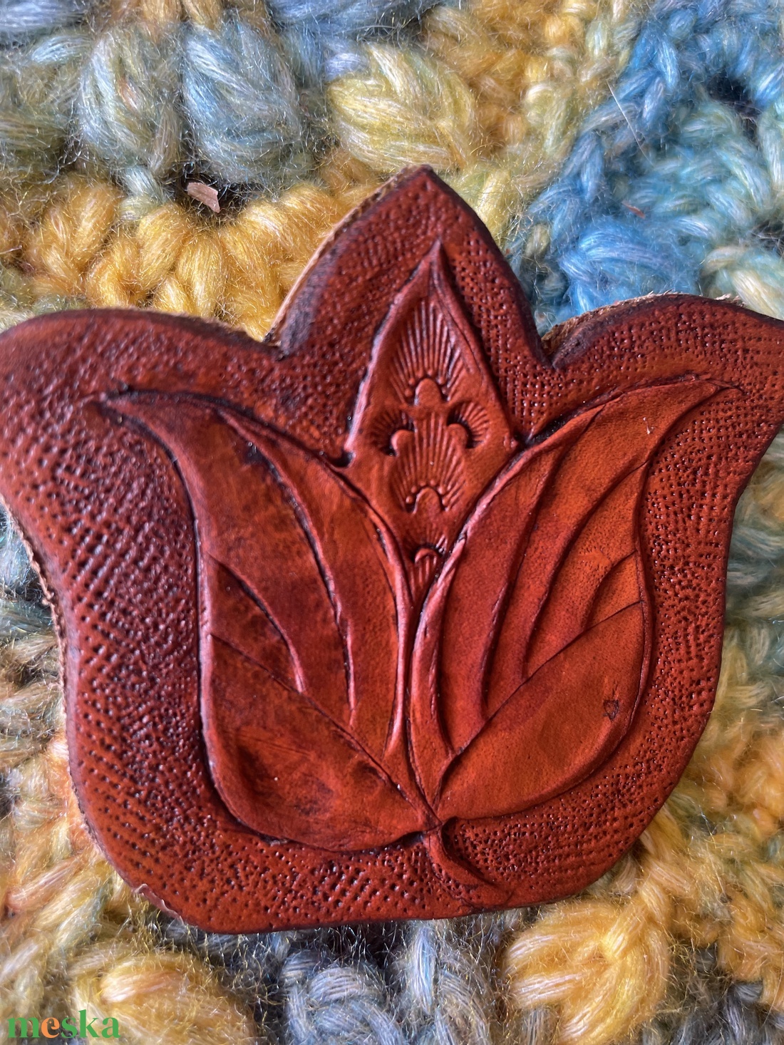 Tulipános bőr kitűző, bross - ékszer - kitűző és bross - Meska.hu