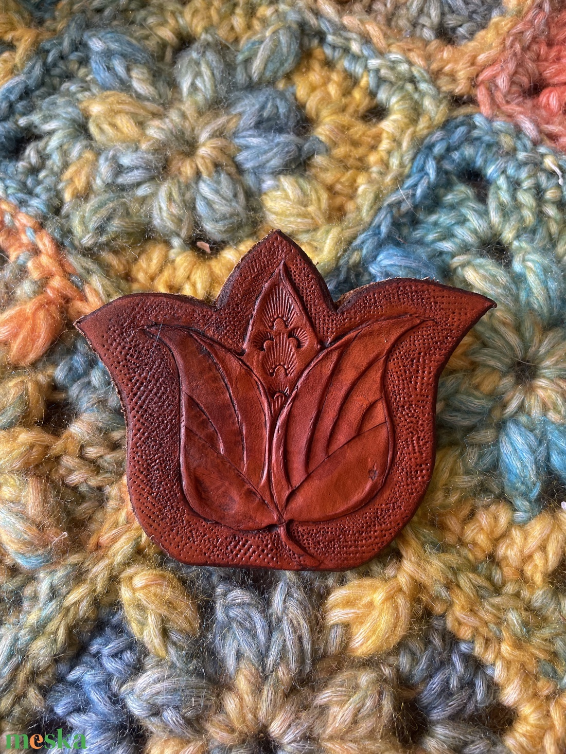 Tulipános bőr kitűző, bross - ékszer - kitűző és bross - Meska.hu