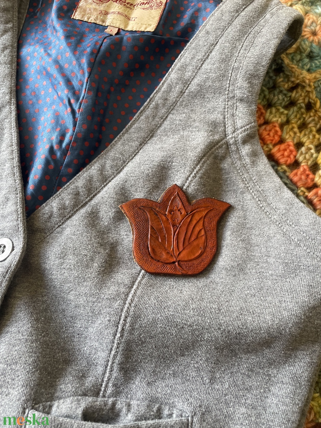 Tulipános bőr kitűző, bross - ékszer - kitűző és bross - Meska.hu